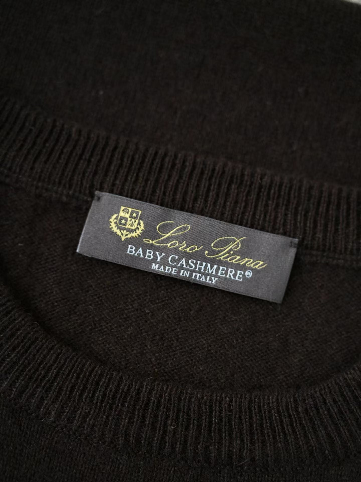 Loro Piana Herren-Pullover aus Baby-Kaschmir in Dunkelbraun