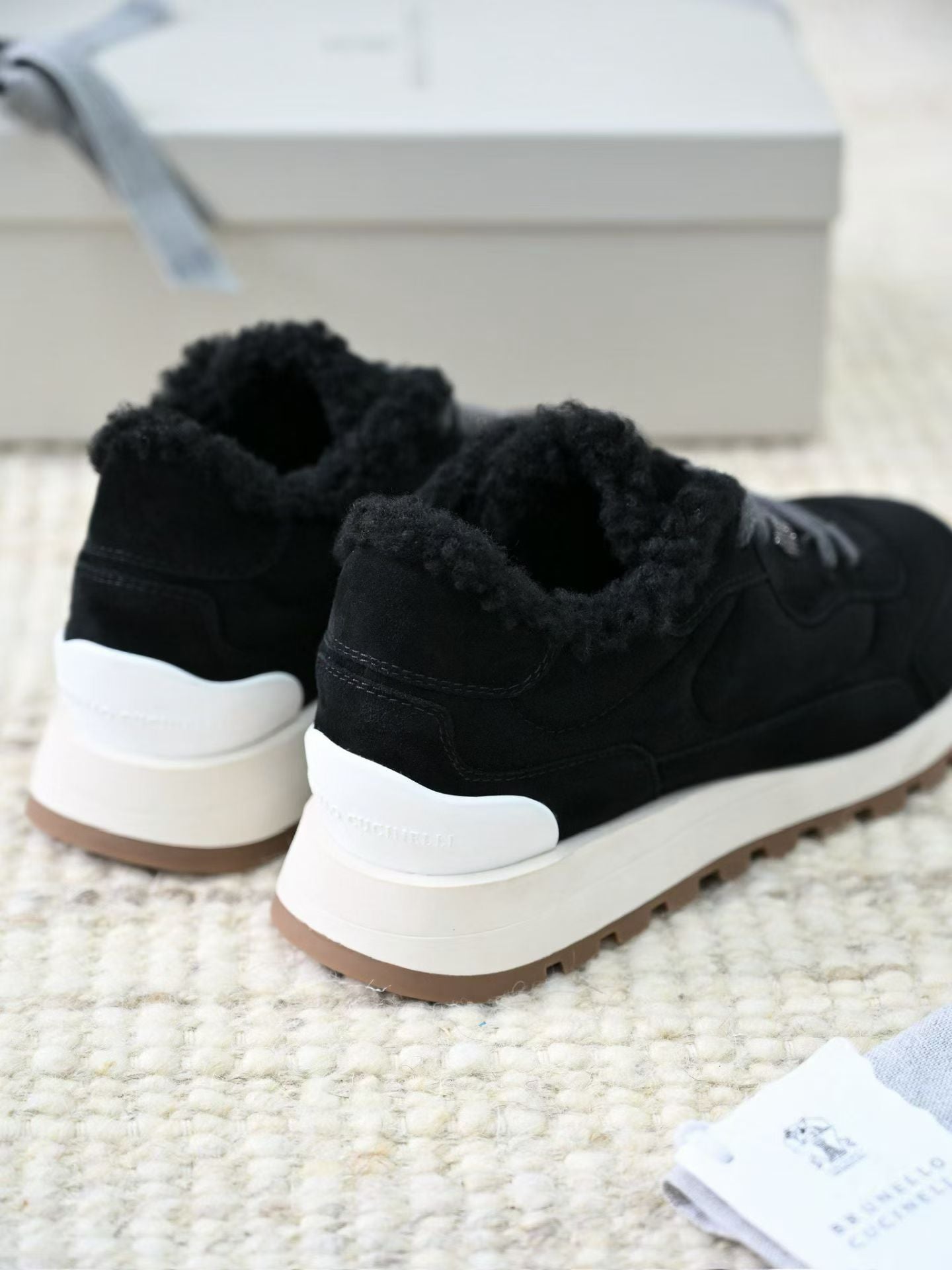 Brunello Cucinelli Veloursleder-Sneaker mit Lammfell-Futter und Profilsohle – Schwarz