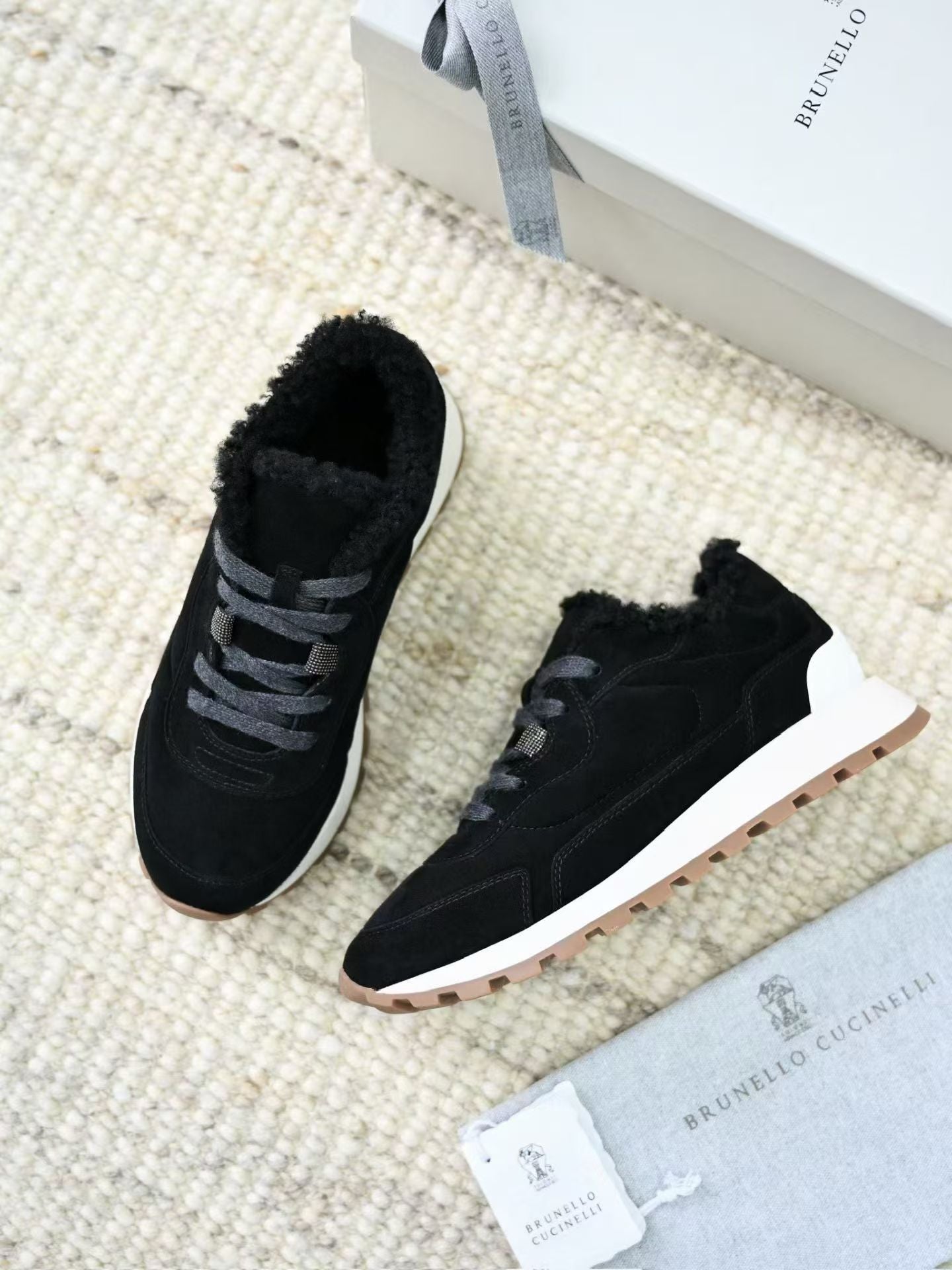 Brunello Cucinelli Veloursleder-Sneaker mit Lammfell-Futter und Profilsohle – Schwarz