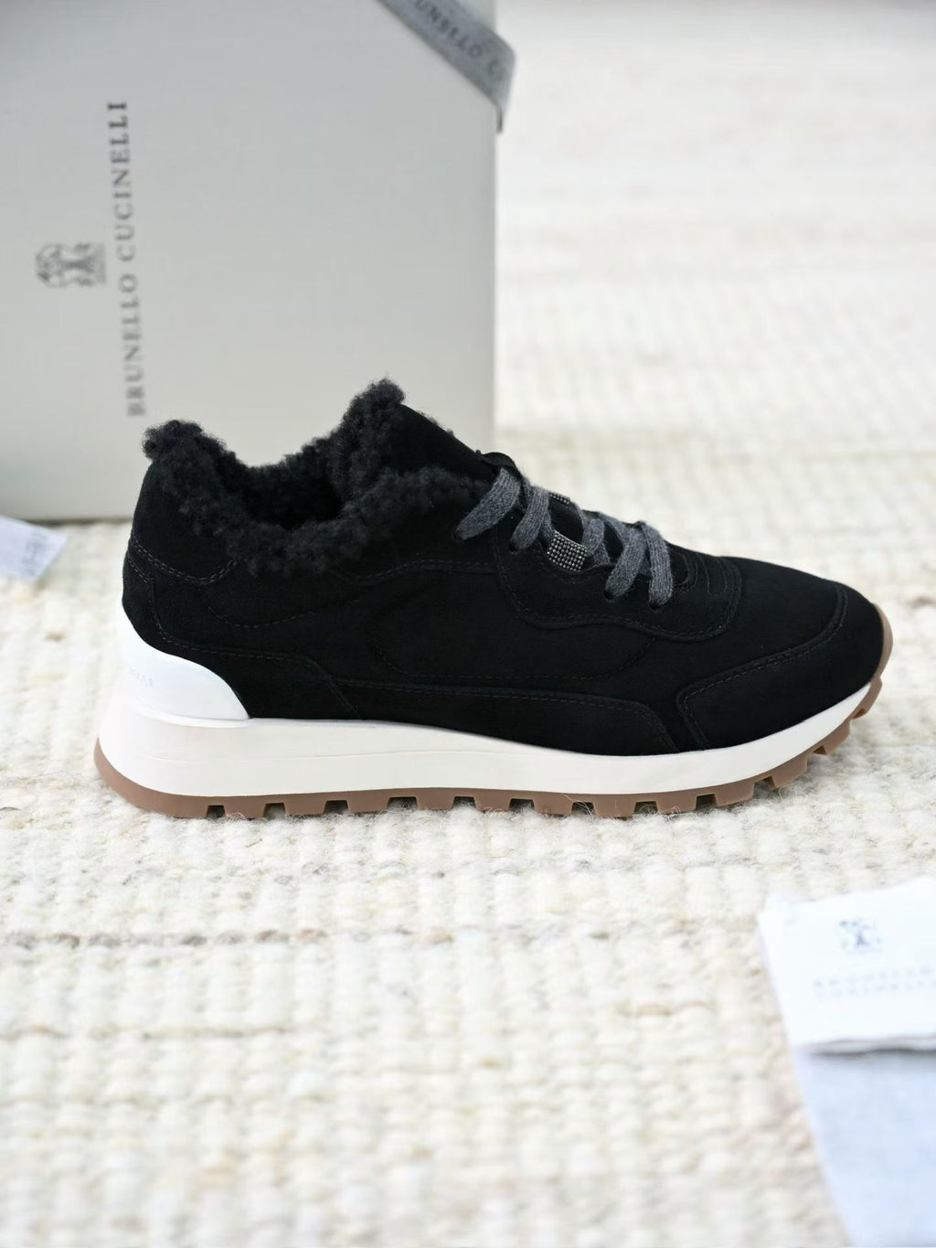 Brunello Cucinelli Veloursleder-Sneaker mit Lammfell-Futter und Profilsohle – Schwarz