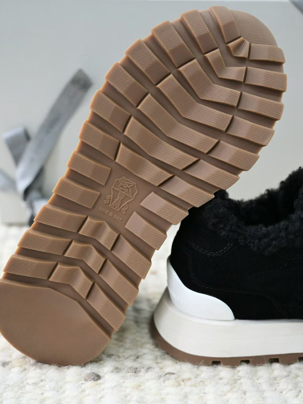 Brunello Cucinelli Veloursleder-Sneaker mit Lammfell-Futter und Profilsohle – Schwarz