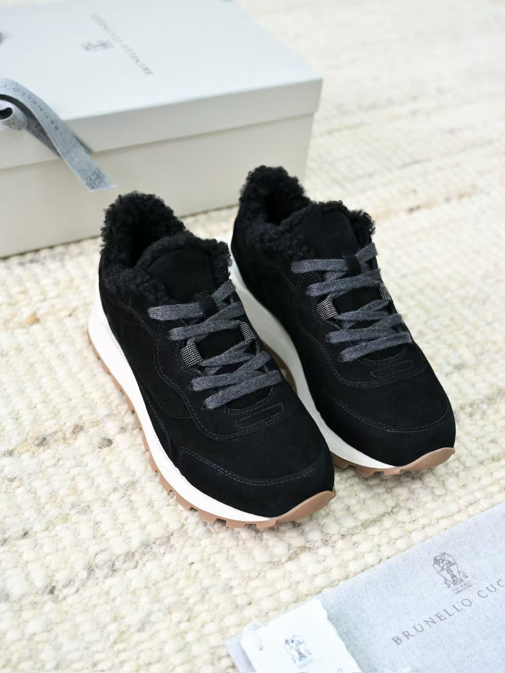 Brunello Cucinelli Veloursleder-Sneaker mit Lammfell-Futter und Profilsohle – Schwarz