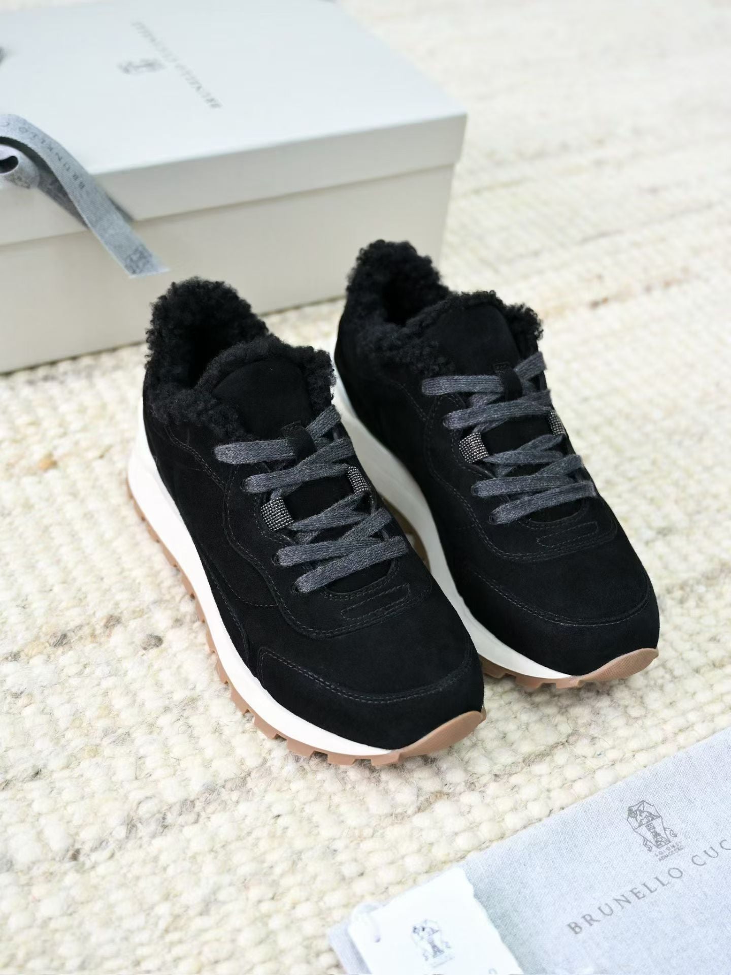 Brunello Cucinelli Veloursleder-Sneaker mit Lammfell-Futter und Profilsohle – Schwarz