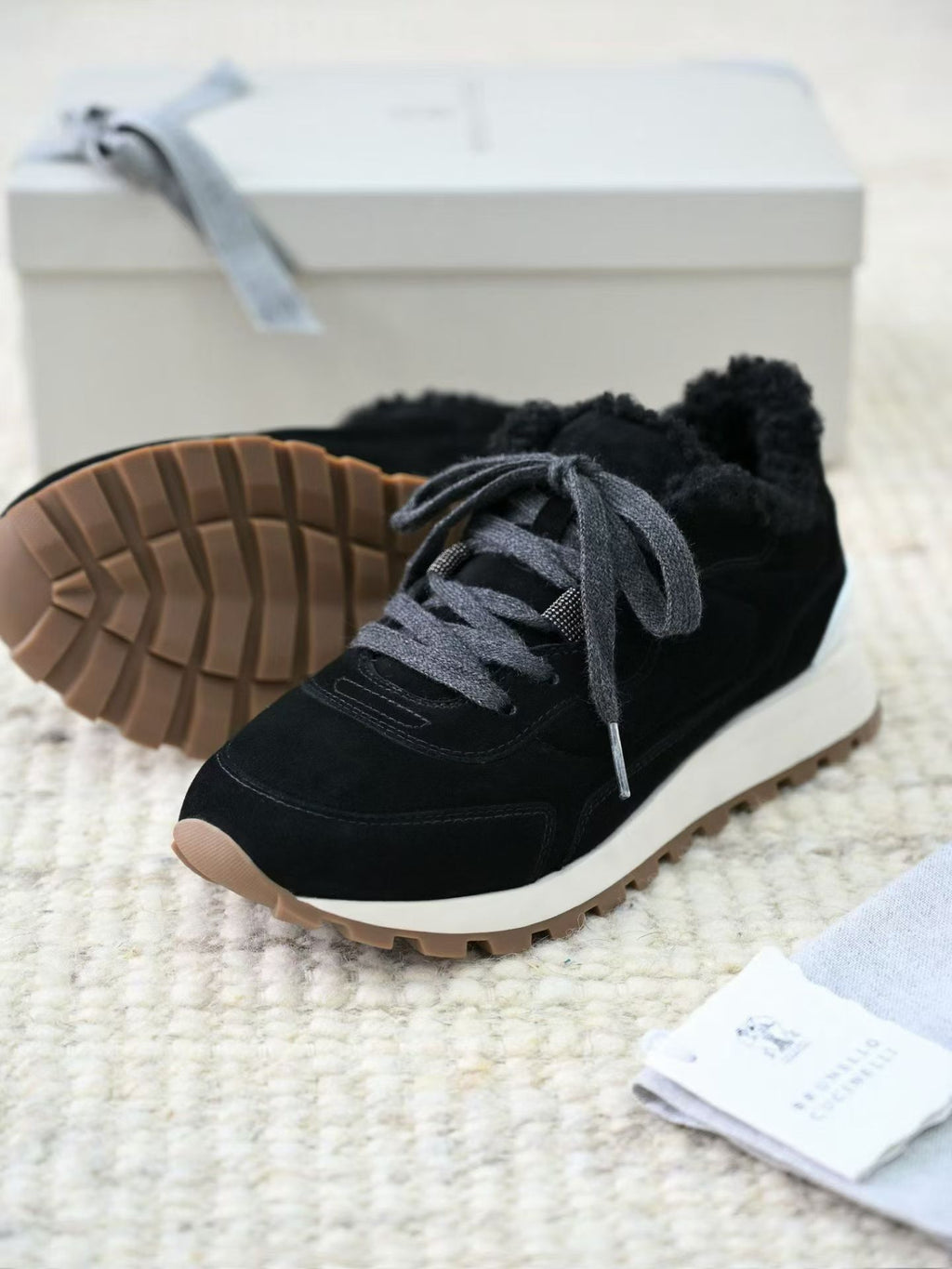 Brunello Cucinelli Veloursleder-Sneaker mit Lammfell-Futter und Profilsohle – Schwarz