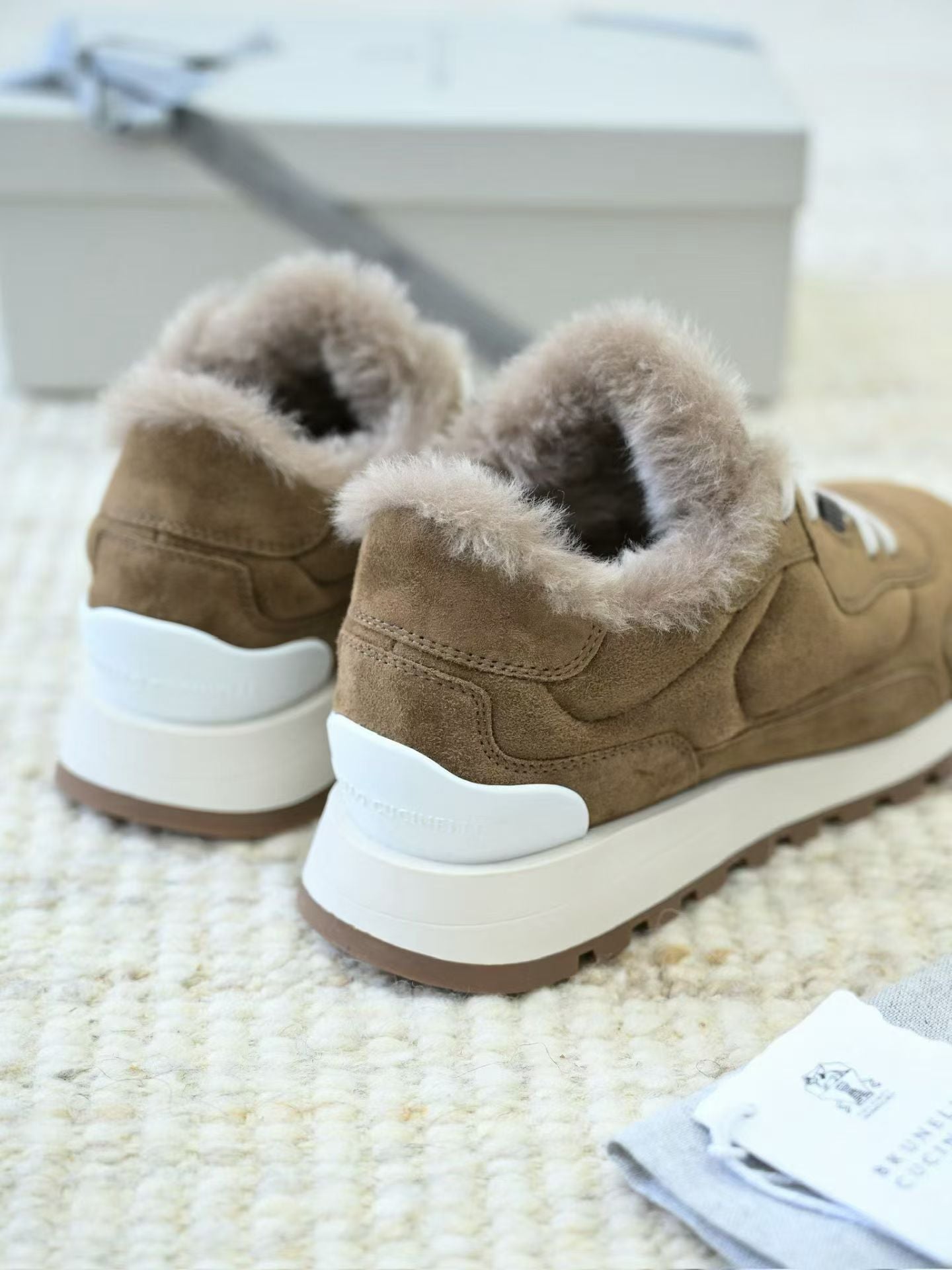 Brunello Cucinelli Veloursleder-Sneaker mit Lammfellfutter und Profilsohle – Mittelbraun