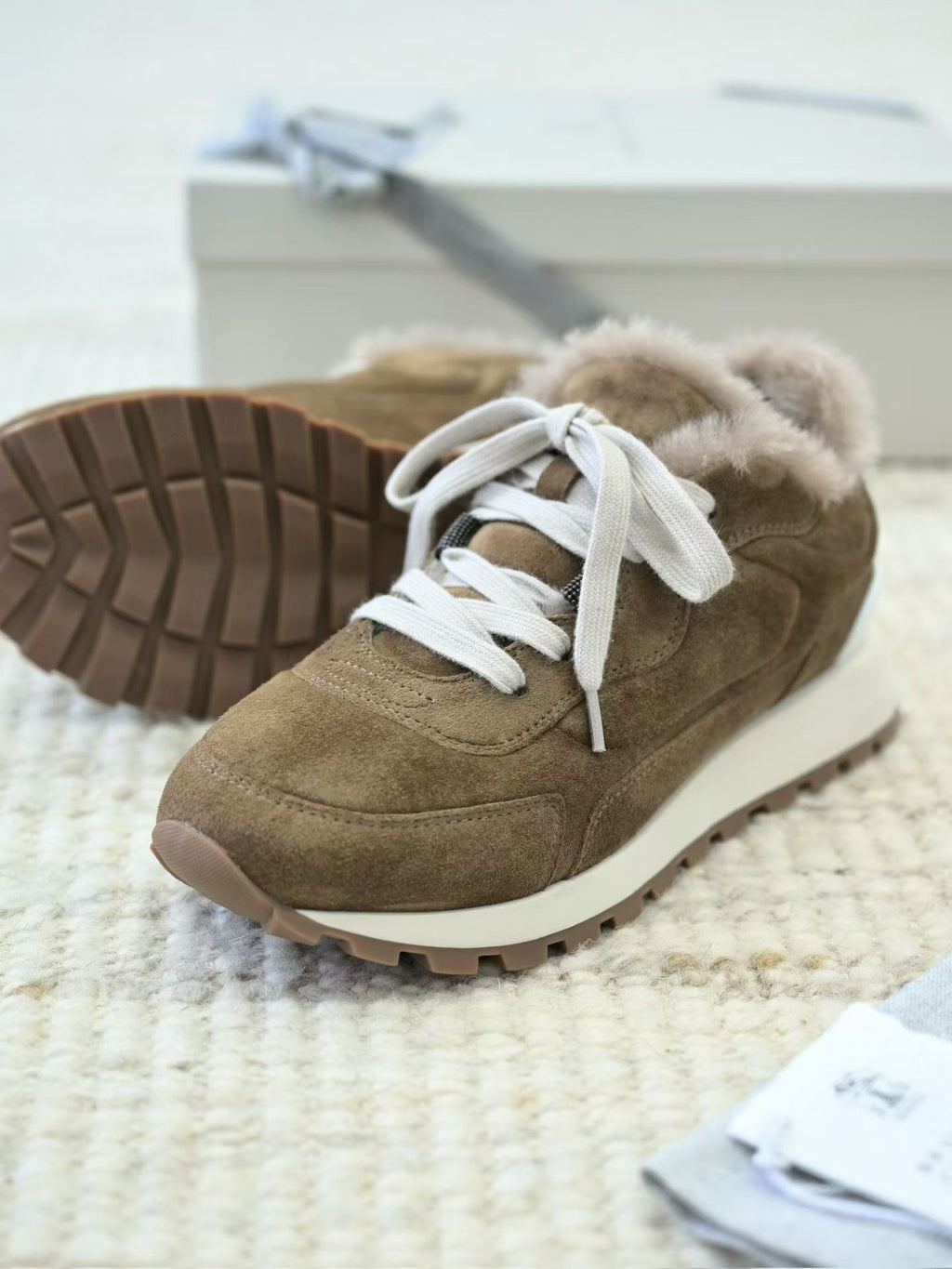 Brunello Cucinelli Veloursleder-Sneaker mit Lammfellfutter und Profilsohle – Mittelbraun