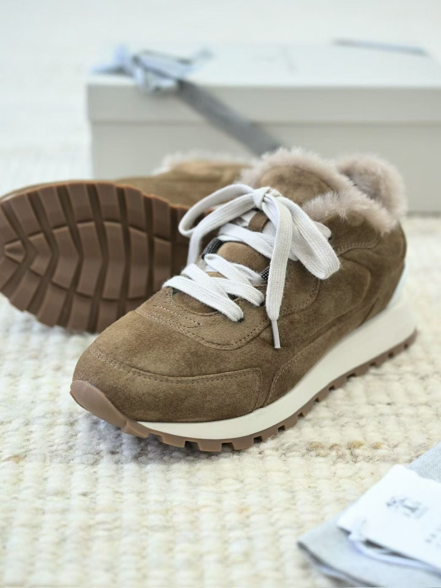 Brunello Cucinelli Veloursleder-Sneaker mit Lammfellfutter und Profilsohle – Mittelbraun