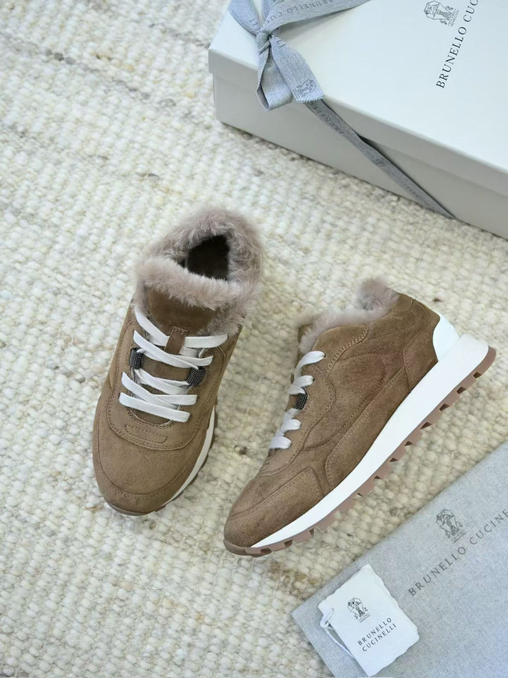 Brunello Cucinelli Veloursleder-Sneaker mit Lammfellfutter und Profilsohle – Mittelbraun