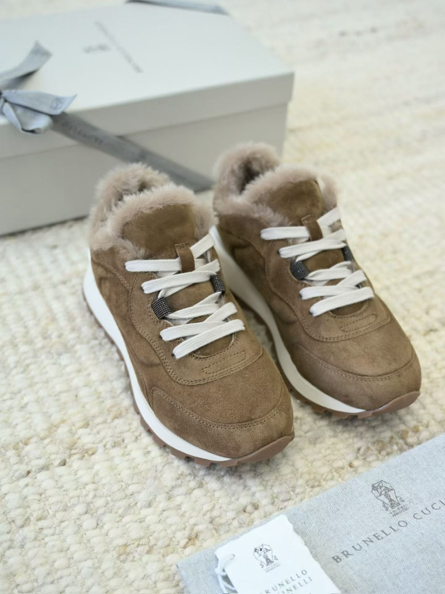 Brunello Cucinelli Veloursleder-Sneaker mit Lammfellfutter und Profilsohle – Mittelbraun
