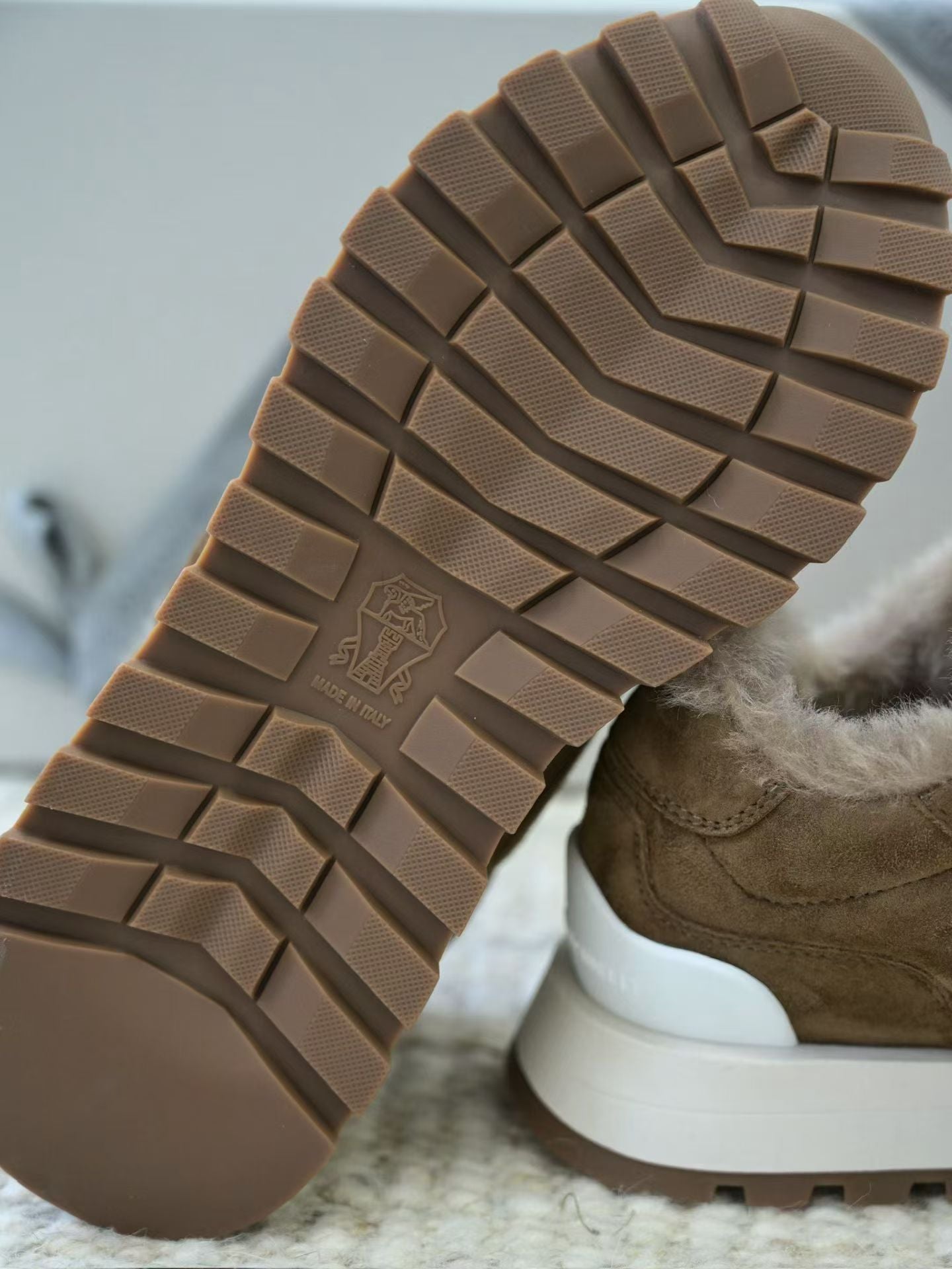 Brunello Cucinelli Veloursleder-Sneaker mit Lammfellfutter und Profilsohle – Mittelbraun