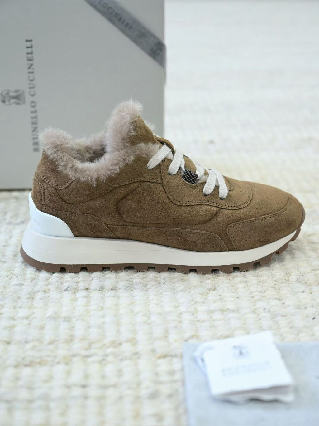 Brunello Cucinelli Veloursleder-Sneaker mit Lammfellfutter und Profilsohle – Mittelbraun