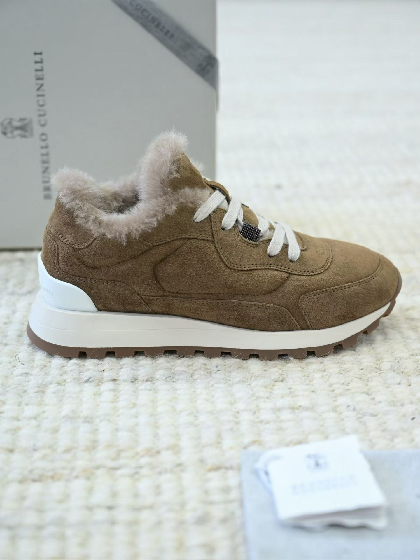 Brunello Cucinelli Veloursleder-Sneaker mit Lammfellfutter und Profilsohle – Mittelbraun