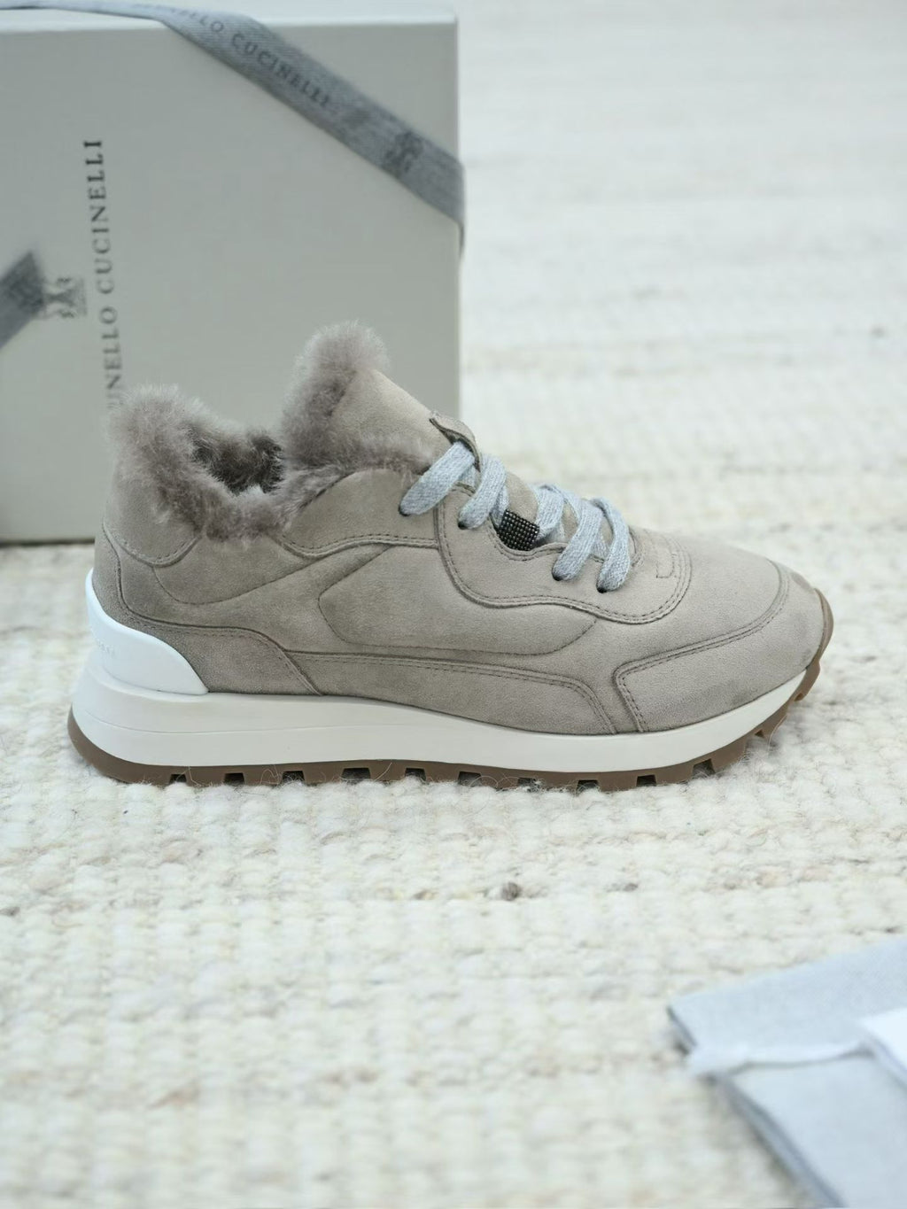 Brunello Cucinelli Leder Veloursleder Sneaker mit Lammfell Futter und Profilsohle – Beige