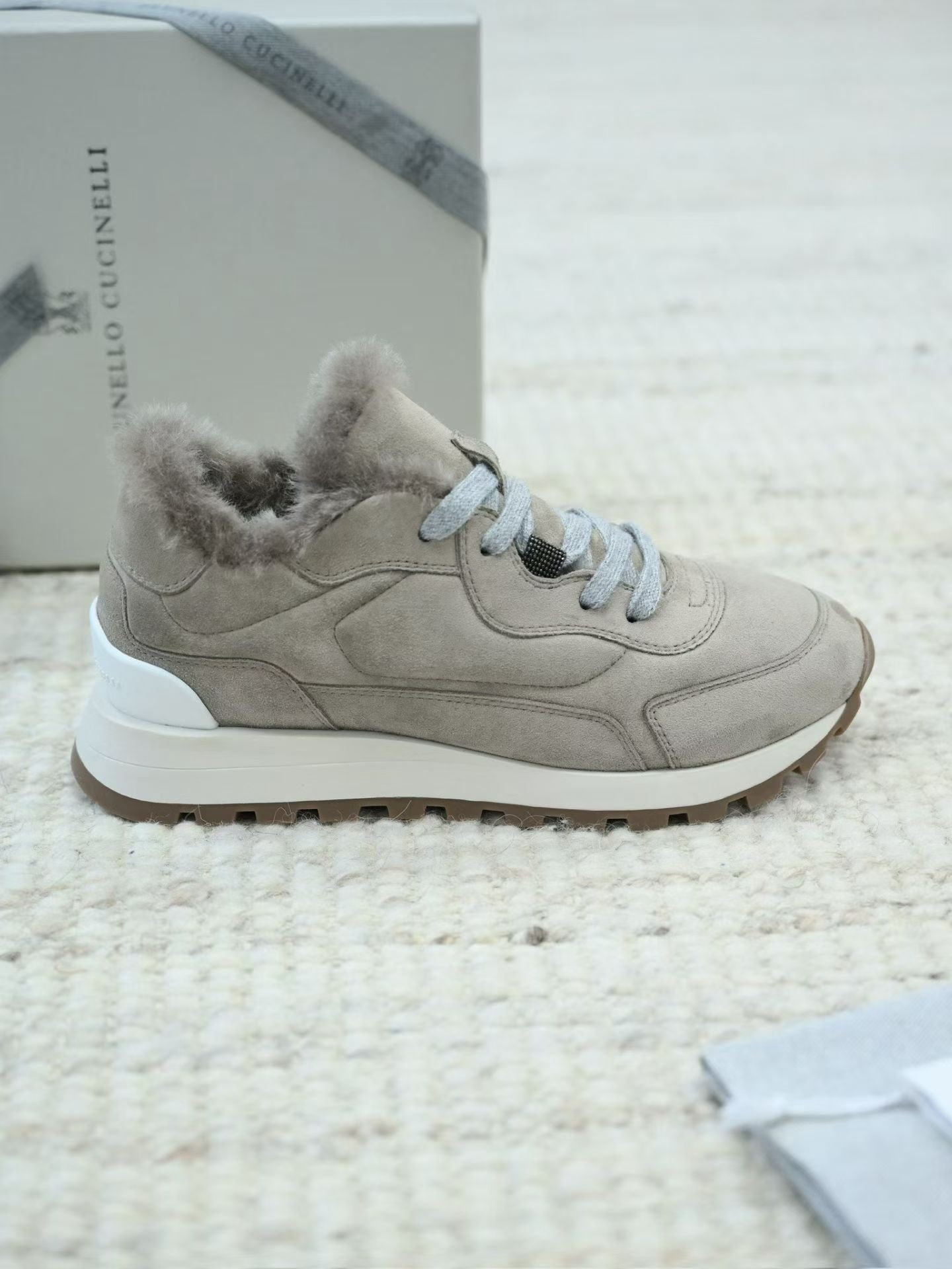 Brunello Cucinelli Leder Veloursleder Sneaker mit Lammfell Futter und Profilsohle – Beige