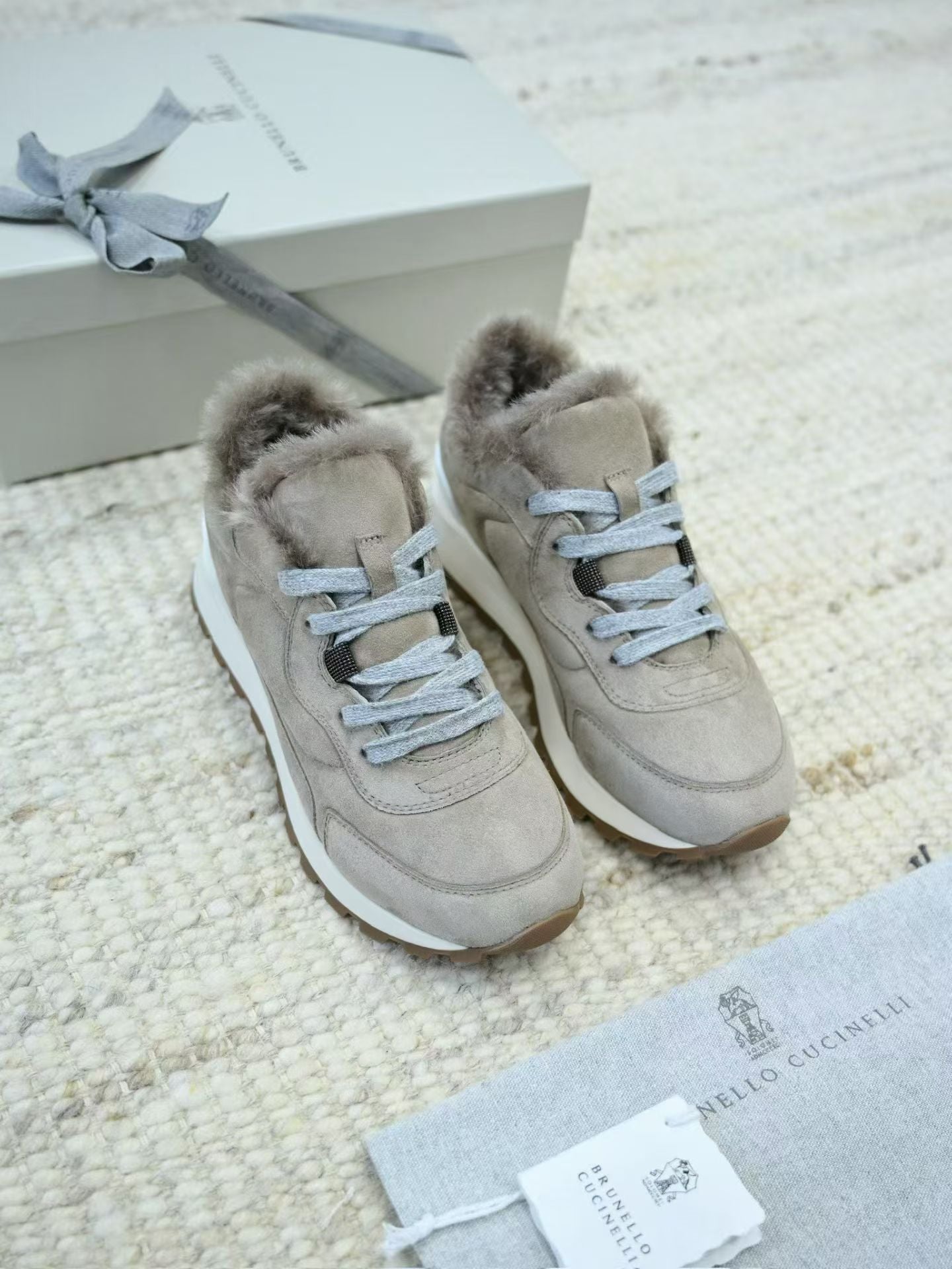 Brunello Cucinelli Leder Veloursleder Sneaker mit Lammfell Futter und Profilsohle – Beige