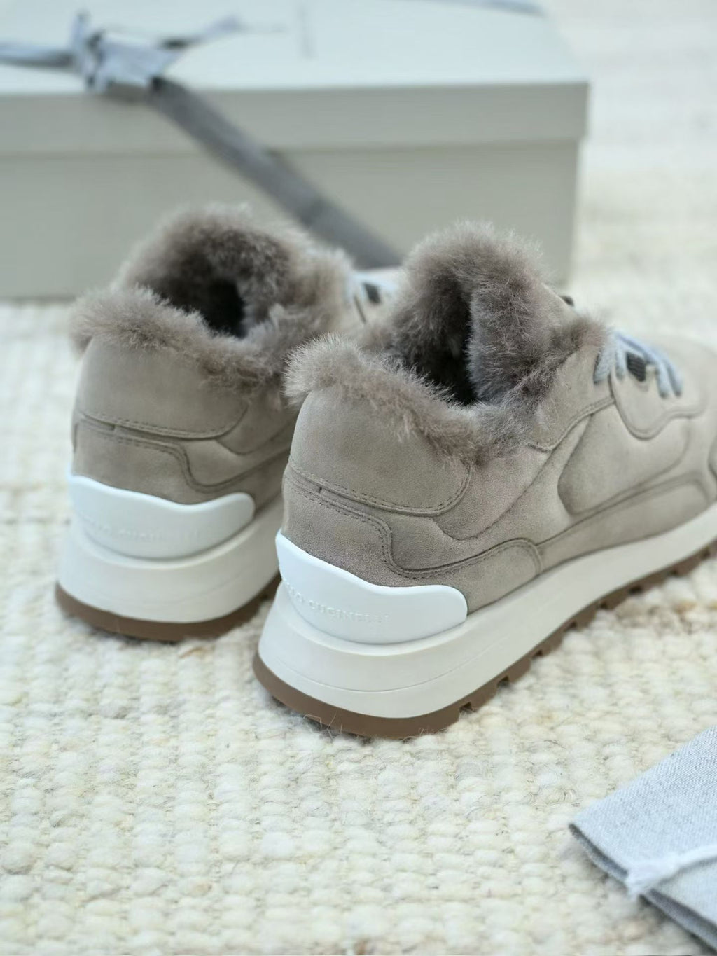 Brunello Cucinelli Leder Veloursleder Sneaker mit Lammfell Futter und Profilsohle – Beige