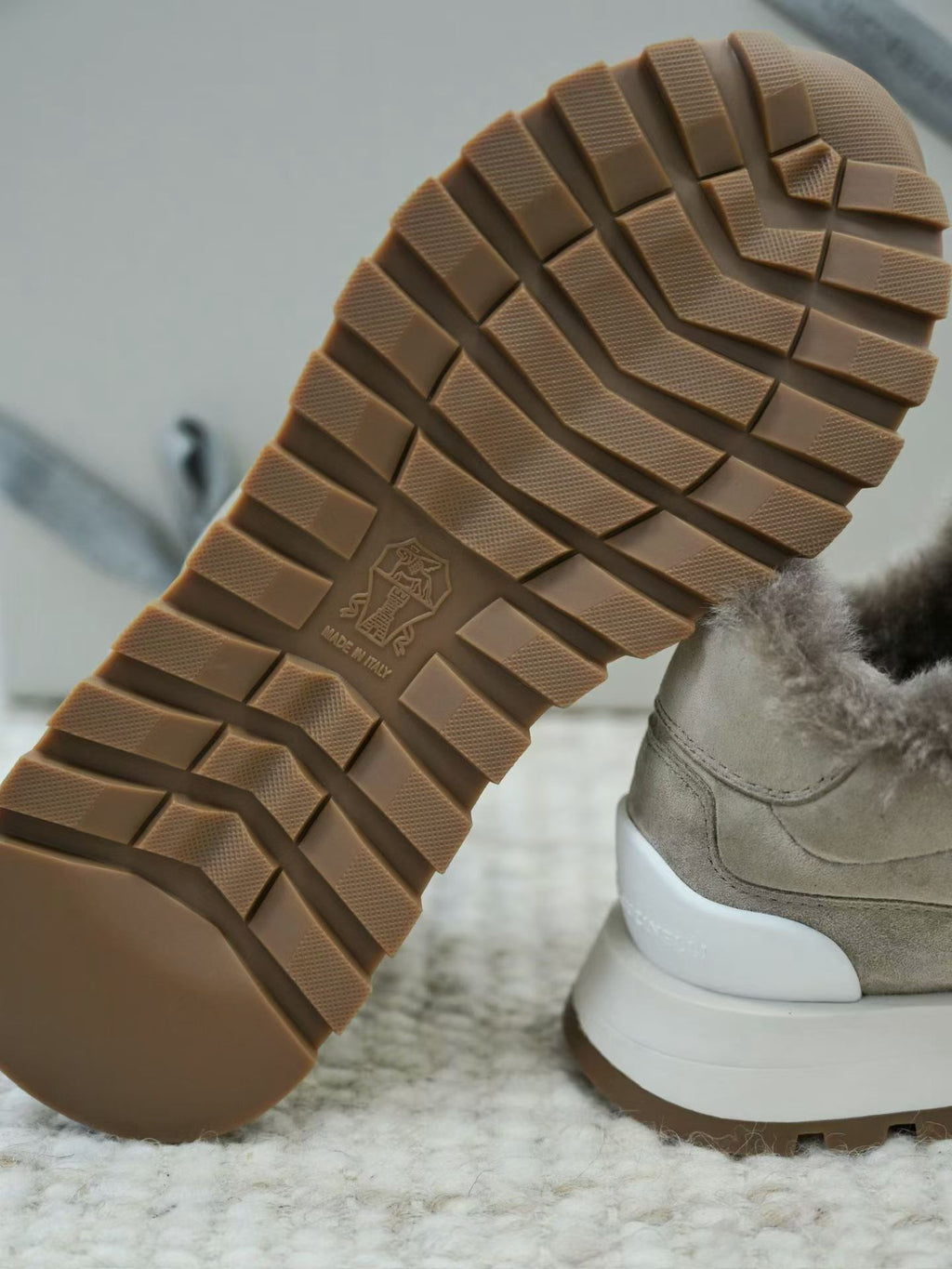 Brunello Cucinelli Leder Veloursleder Sneaker mit Lammfell Futter und Profilsohle – Beige