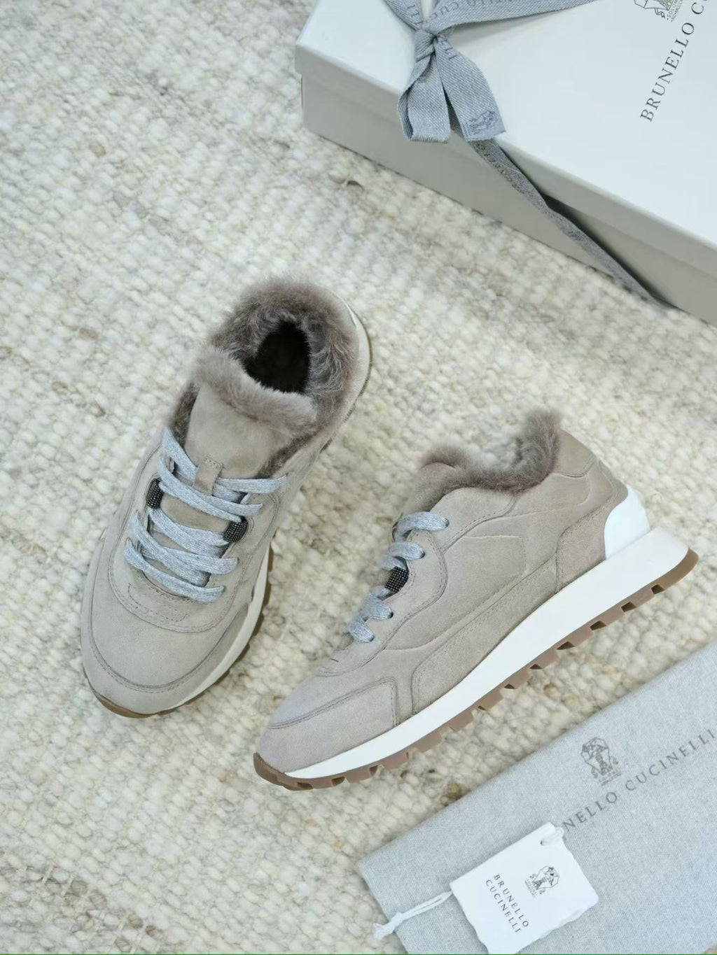 Brunello Cucinelli Leder Veloursleder Sneaker mit Lammfell Futter und Profilsohle – Beige