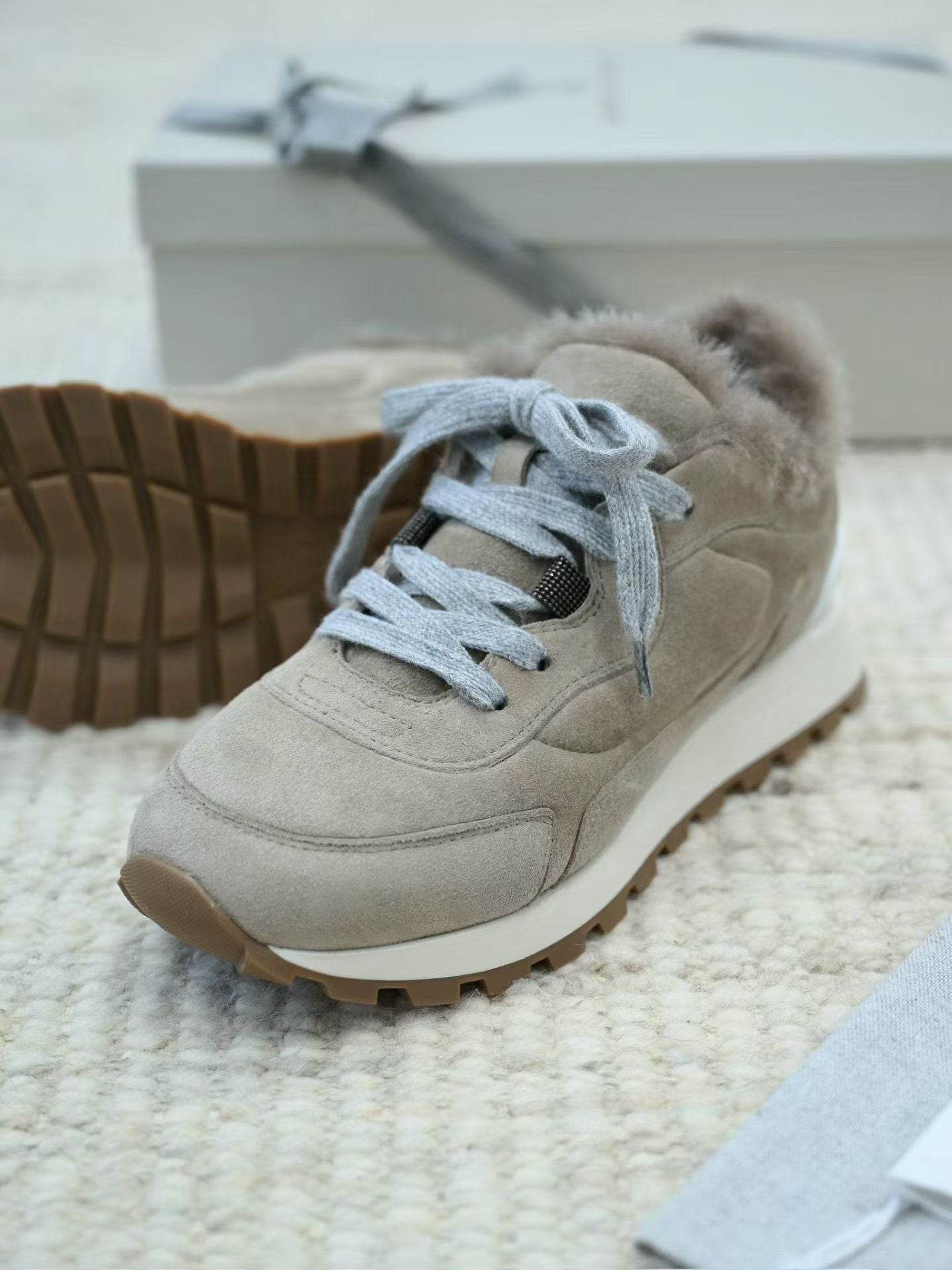 Brunello Cucinelli Leder Veloursleder Sneaker mit Lammfell Futter und Profilsohle – Beige