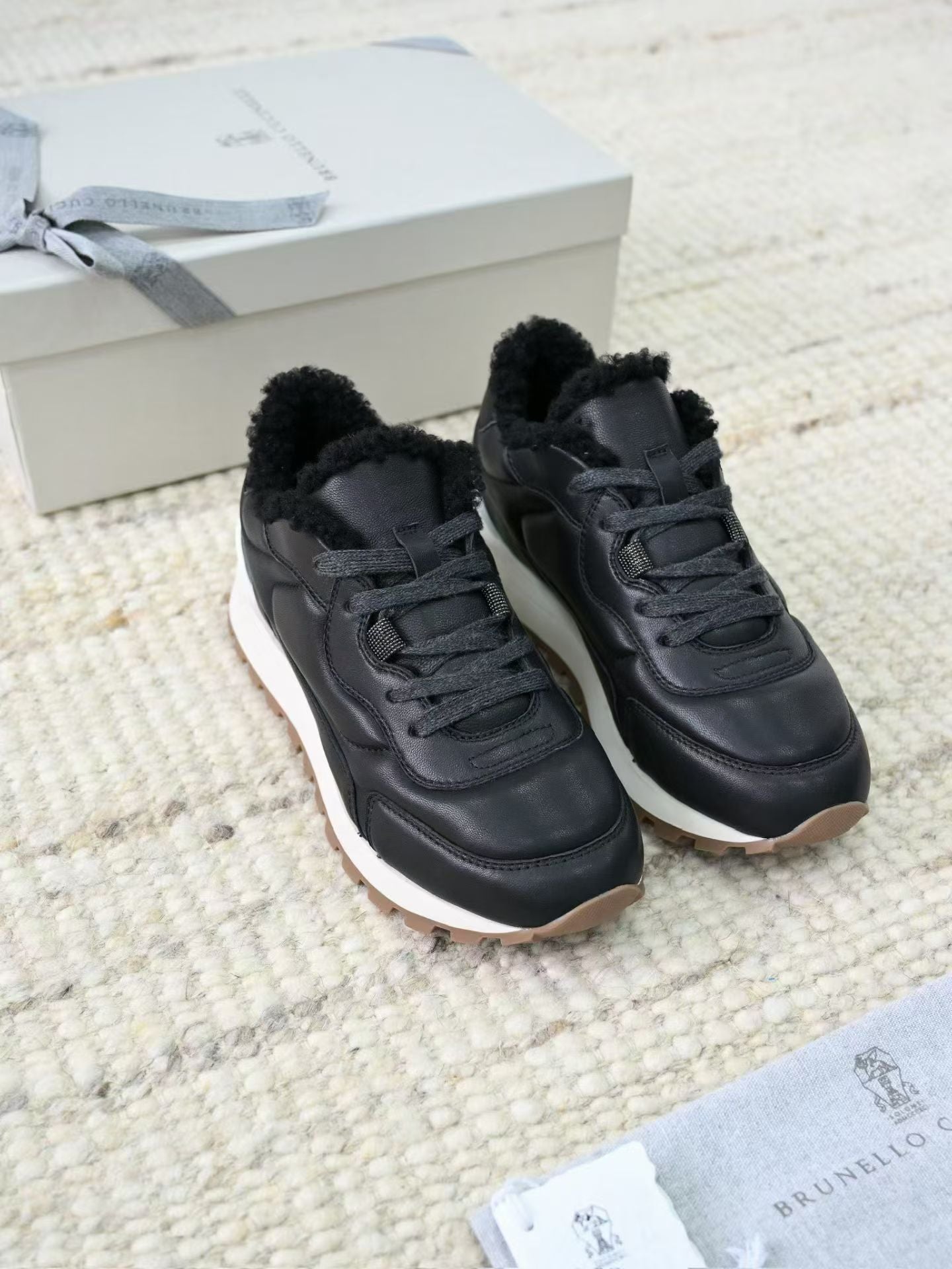 Brunello Cucinelli Leder Sneaker mit Lammfell Futter und Profilsohle – Schwarz