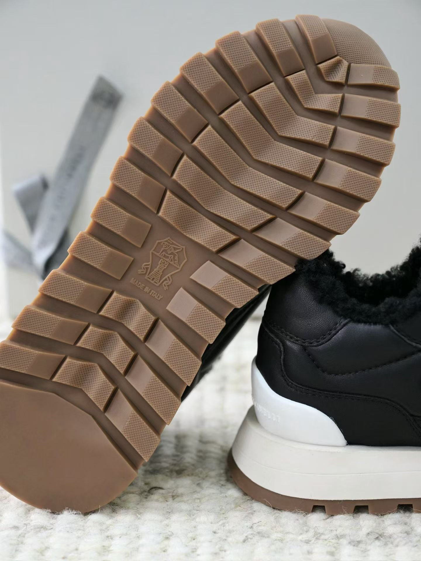 Brunello Cucinelli Leder Sneaker mit Lammfell Futter und Profilsohle – Schwarz