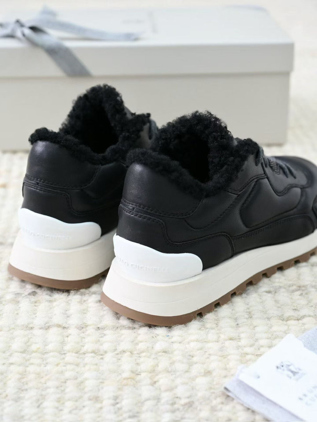 Brunello Cucinelli Leder Sneaker mit Lammfell Futter und Profilsohle – Schwarz
