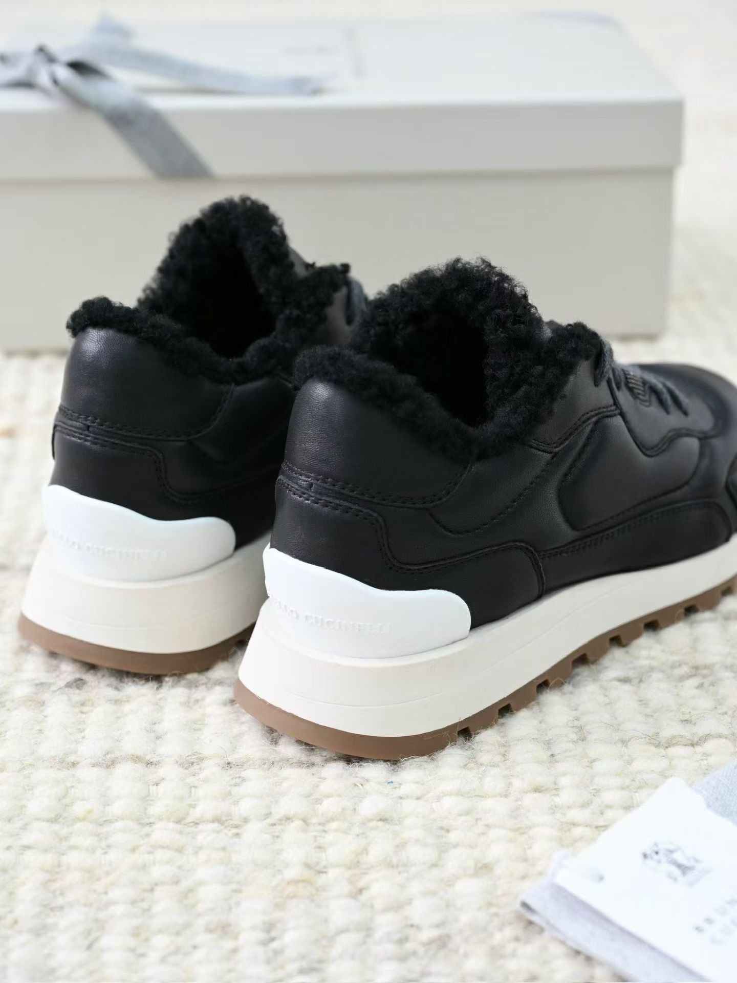 Brunello Cucinelli Leder Sneaker mit Lammfell Futter und Profilsohle – Schwarz