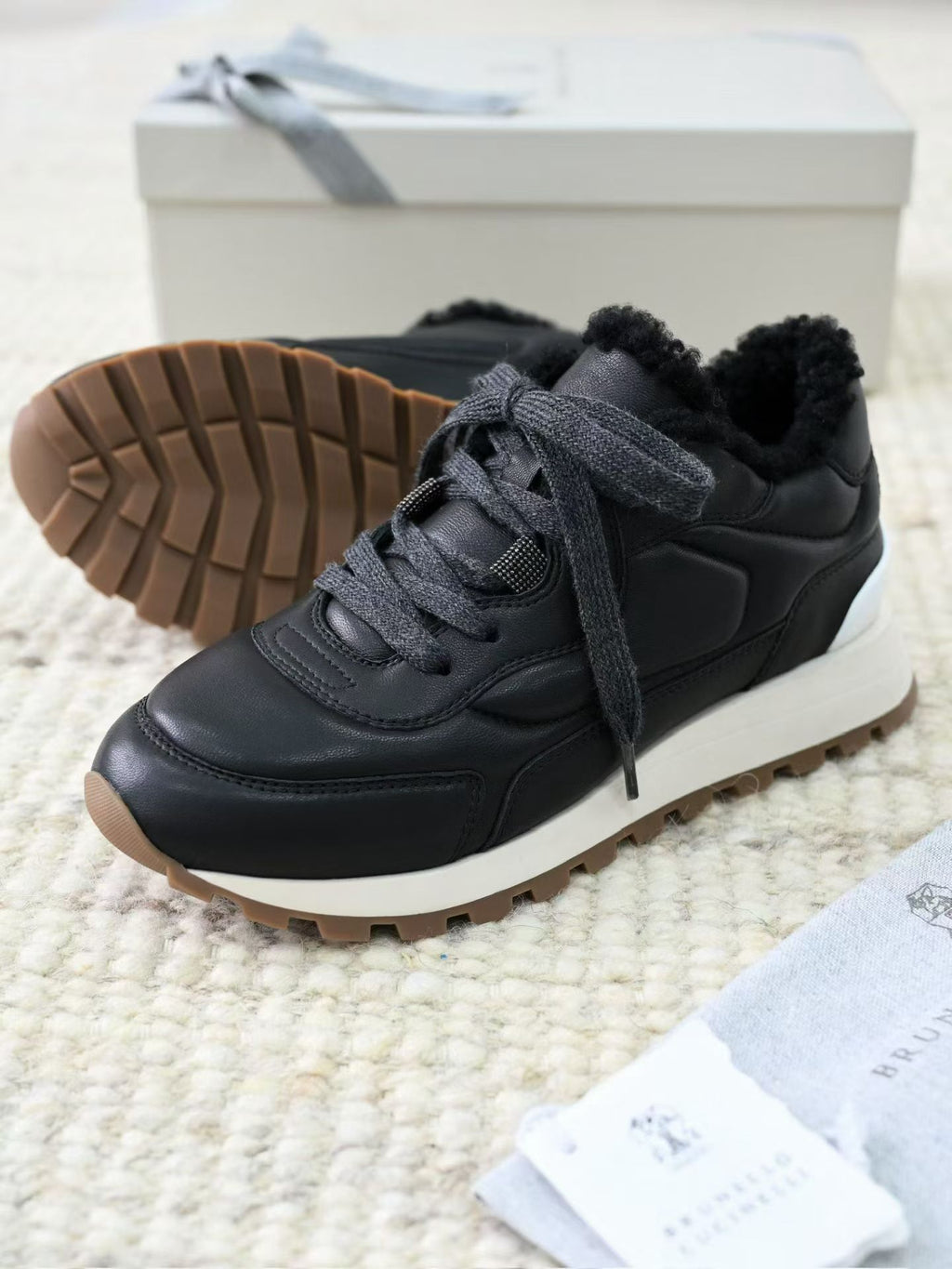 Brunello Cucinelli Leder Sneaker mit Lammfell Futter und Profilsohle – Schwarz