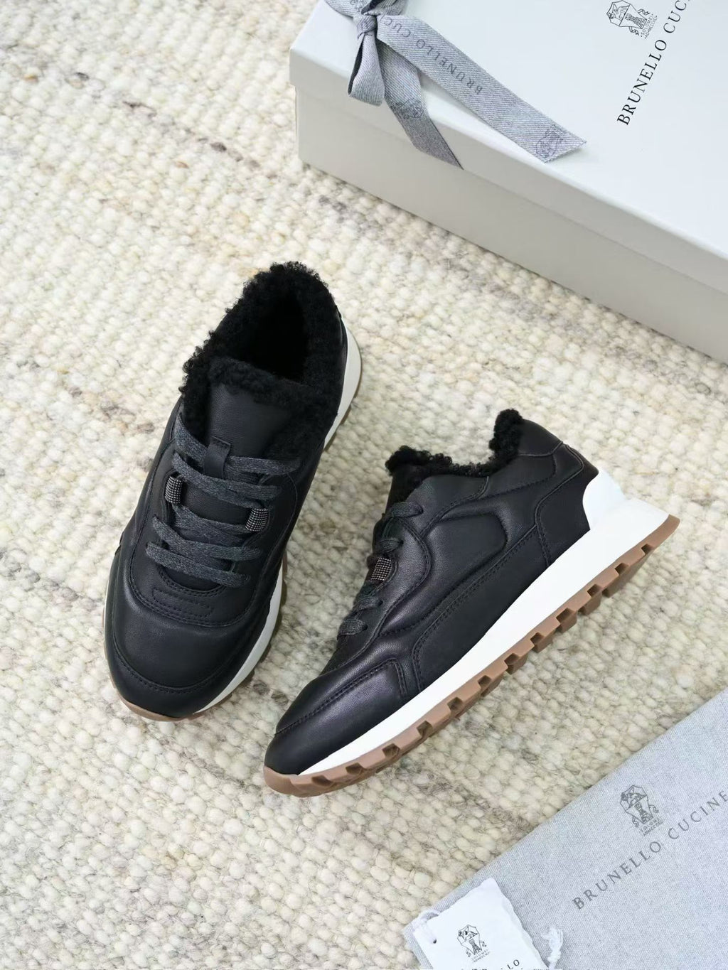 Brunello Cucinelli Leder Sneaker mit Lammfell Futter und Profilsohle – Schwarz
